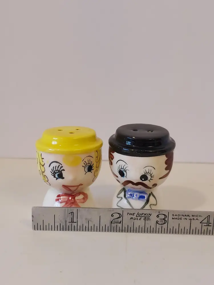 Kitschy Flirty Couple Salt And Pepper Shaker Set
