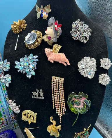 Monday Jewels Pop Up- Mostly Brooches And Earrings 