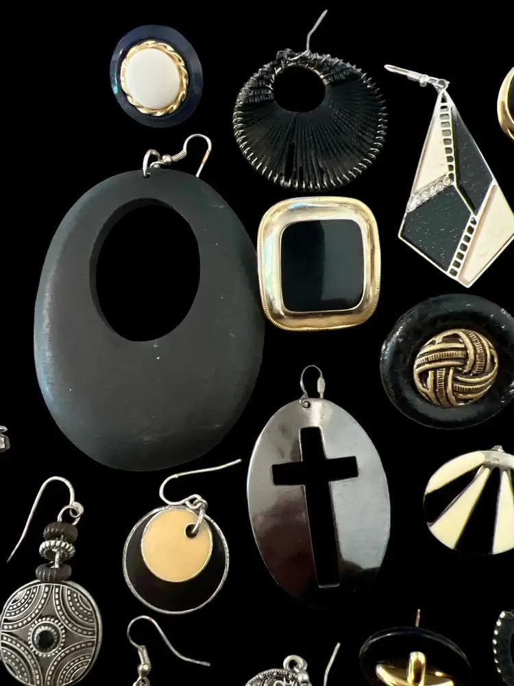 Lot of Vintage Single Black Enamel Wood Metal Stone Pierced Earrings 35 Pc #E-8