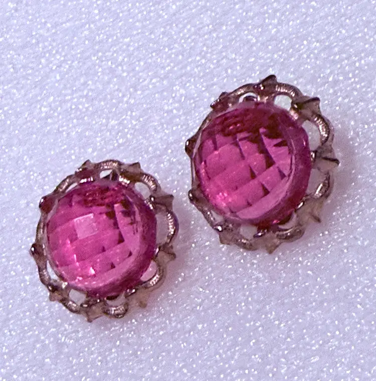 Vintage Unmarked Clip On Gold Tone An Pink Earrings.