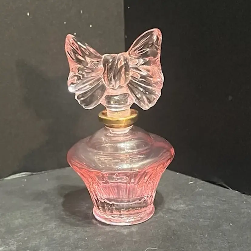 24% Lead Crystal Pink Perfume Bottle Bow Stopper Made in Italy ~2.25" x 2.25" diameter (4" high w/lid)
