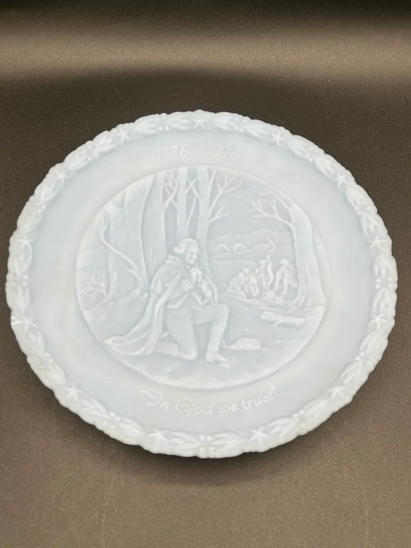 #02 1975 Fenton Bicentennial Light Blue Milk Glass Collector Plate “In God We Trust” 8” 🍽️