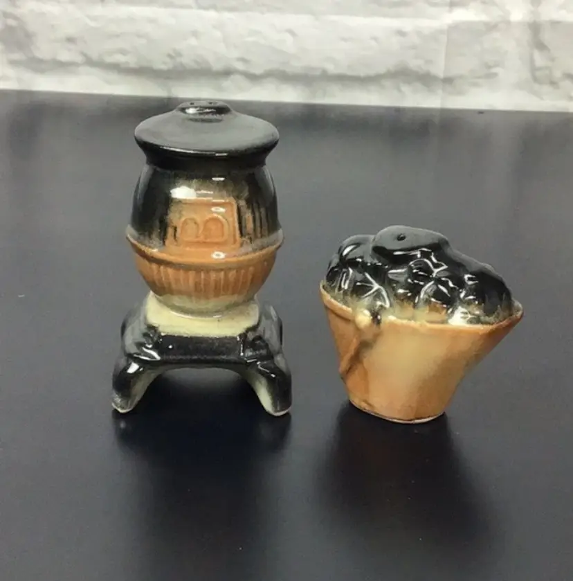 Vintage Potbelly Stove & coal Salt & pepper shaker