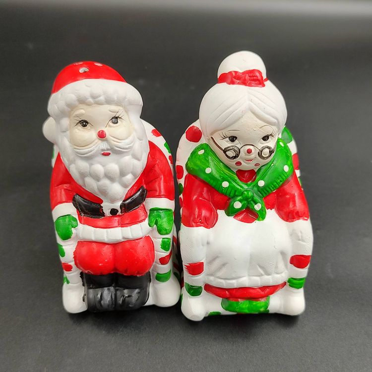Vtg Santa And Mrs Claus Salt And Pepper Shakers