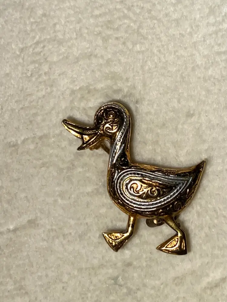 DAMASCENE ~ Adorable Vintage Tiny Duck Pin / Brooch ~ Made In Spain (2 Of 2)