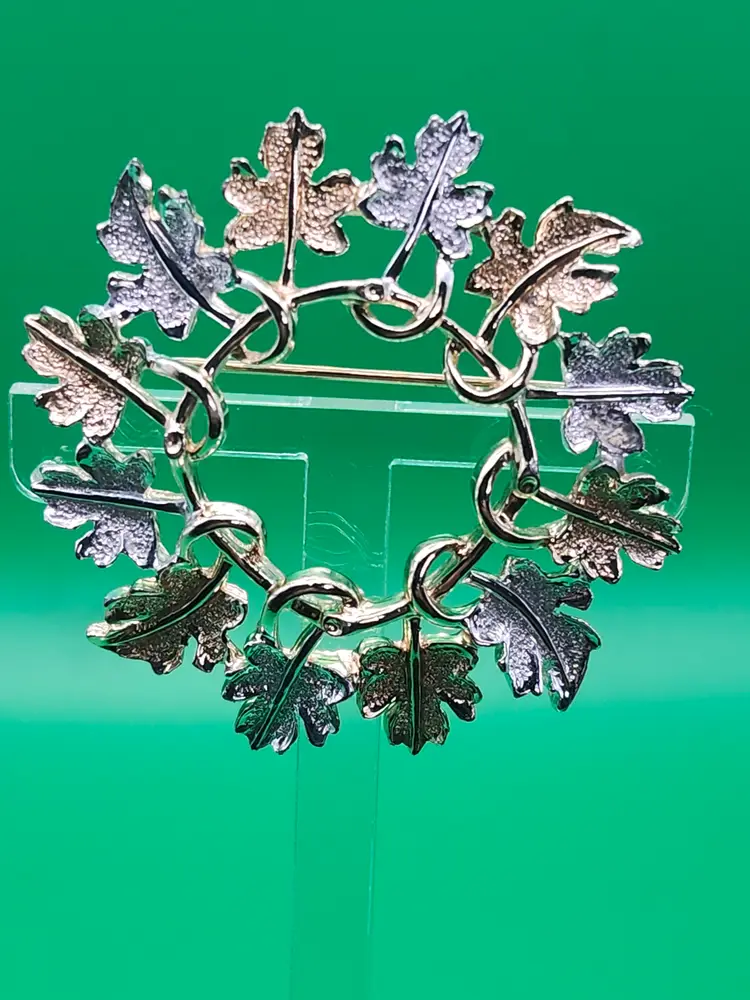 S Sarah Coventry Oak Leaf Wreath Brooch - Gold & Silver Tone