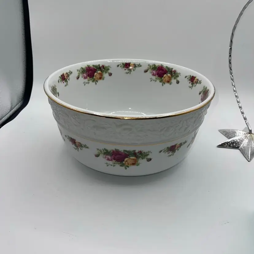 Royal Albert Old country roses large salad bowl 10.5” X 5.25” Stunning