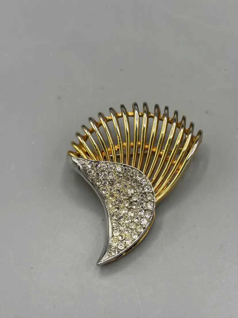 Vintage Ledo rhinestone brooch