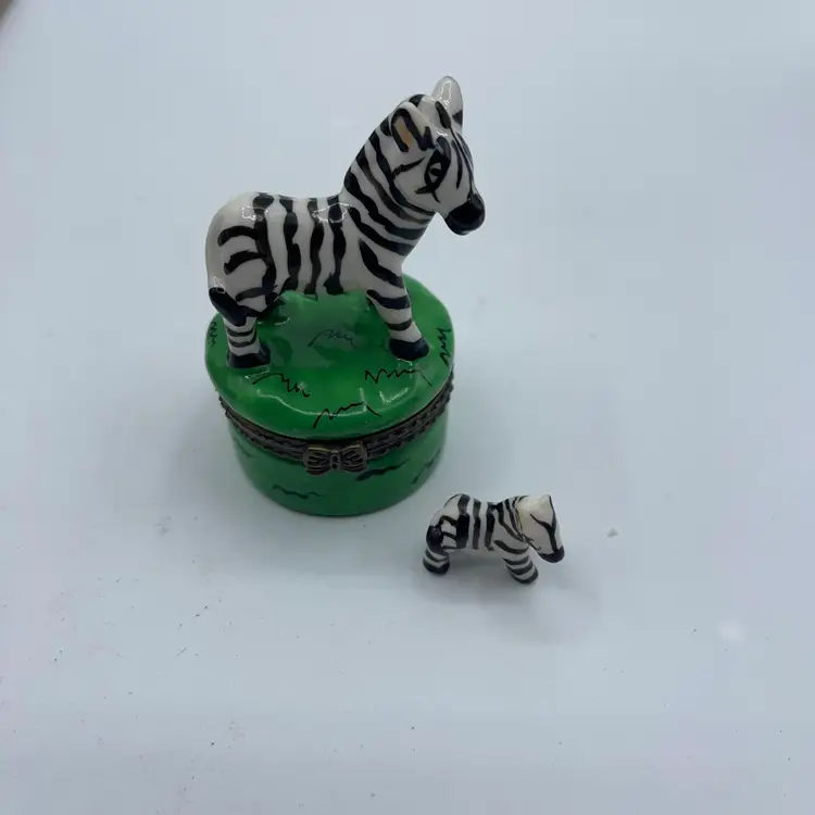 16-zebra Trinket Box With Baby Zebra Trinket 2.75 Inches Tall