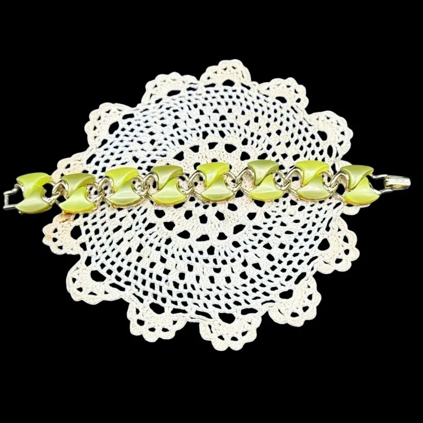 Vintage Gold Tone Bright Green Moon Glow Lucite Bracelet EUC