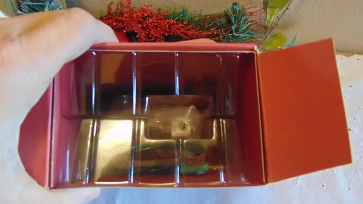 Beautiful Vintage Pre Owned 1999 Hallmark Keepsake Ornament Colonial Church Candlelight Services