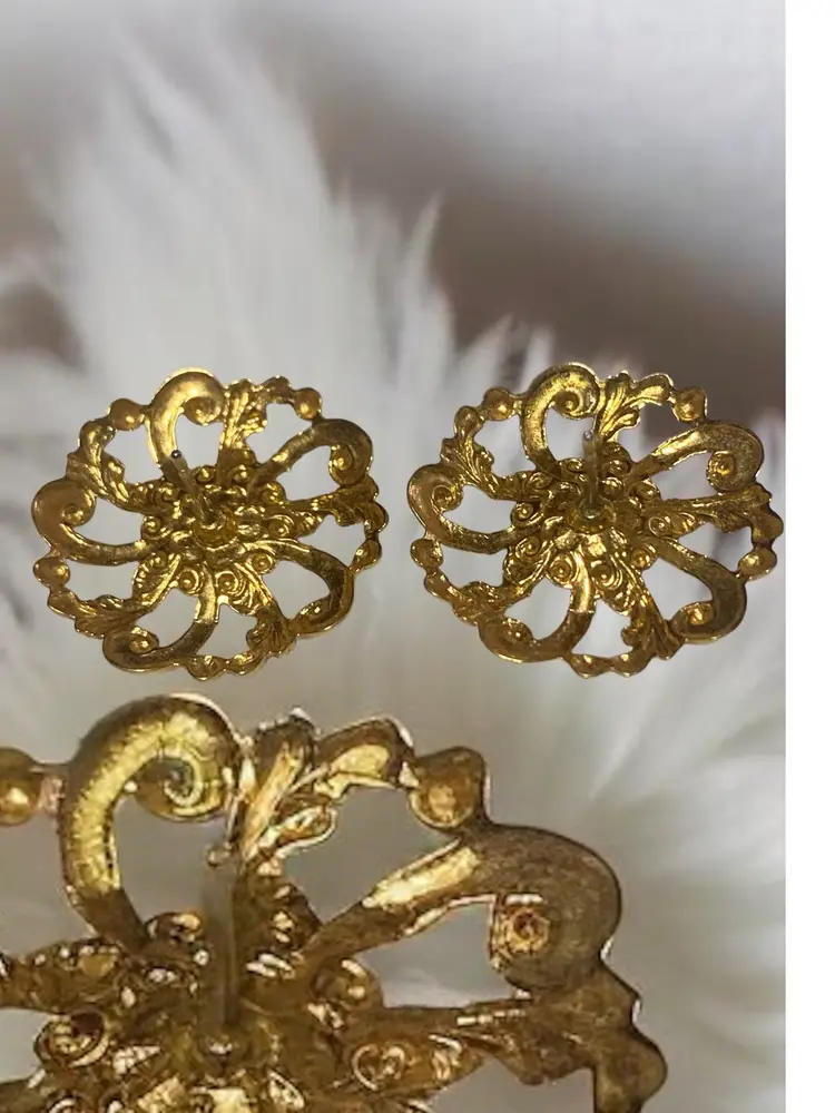 Beautiful Vintage AVON Gold tone Pearl Bead Round Filigree Earrings