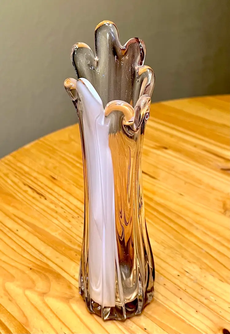 💜🤍Mid-Century Eight Finger Amethyst and White Column Swung Vase🤍💜