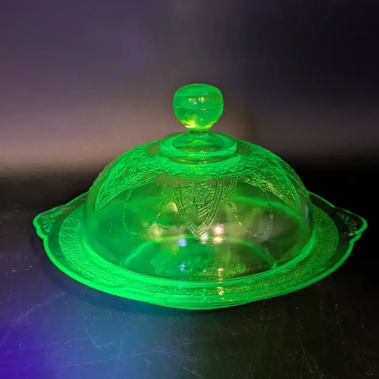 Vintage glowy uranium Federal glass lidded dish