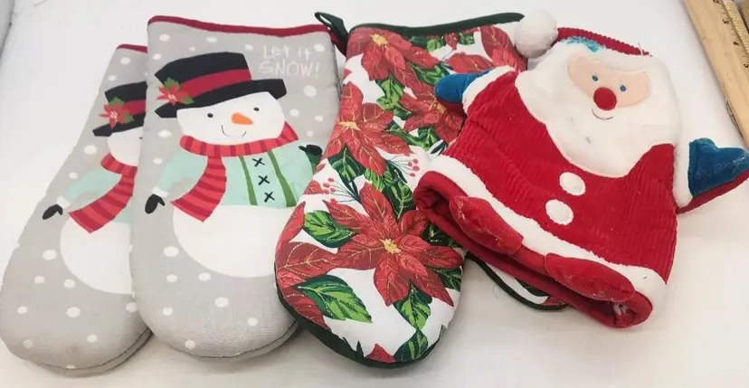 4 CHRISTMAS POT HOLDERS