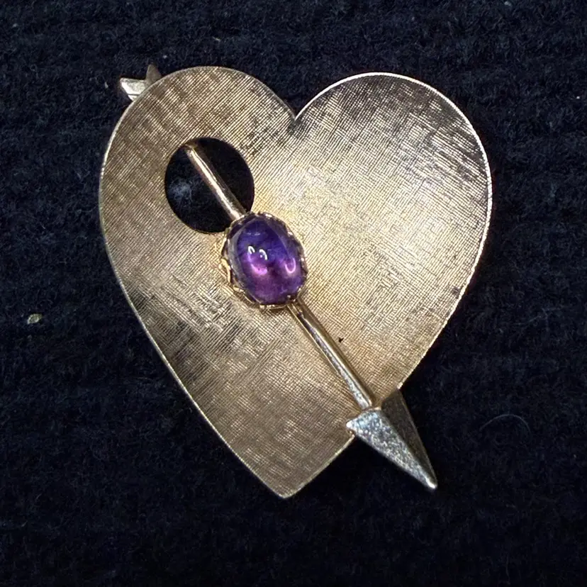 VINTAGE INC 1/20 12K GF Heart BROOCH With Amethyst Cabochon Stone. SIGNED
