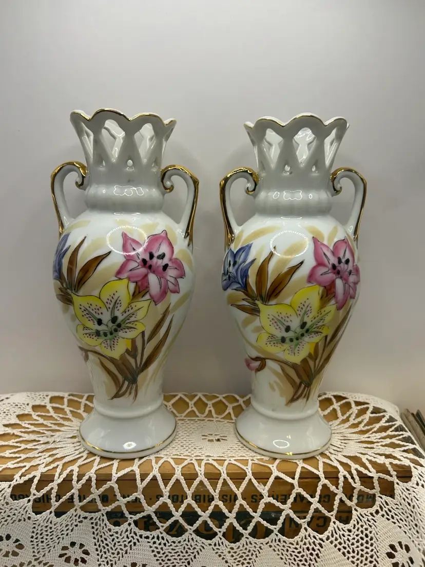 Pair Of Beautiful Floral Vases Made In Occupied Japan