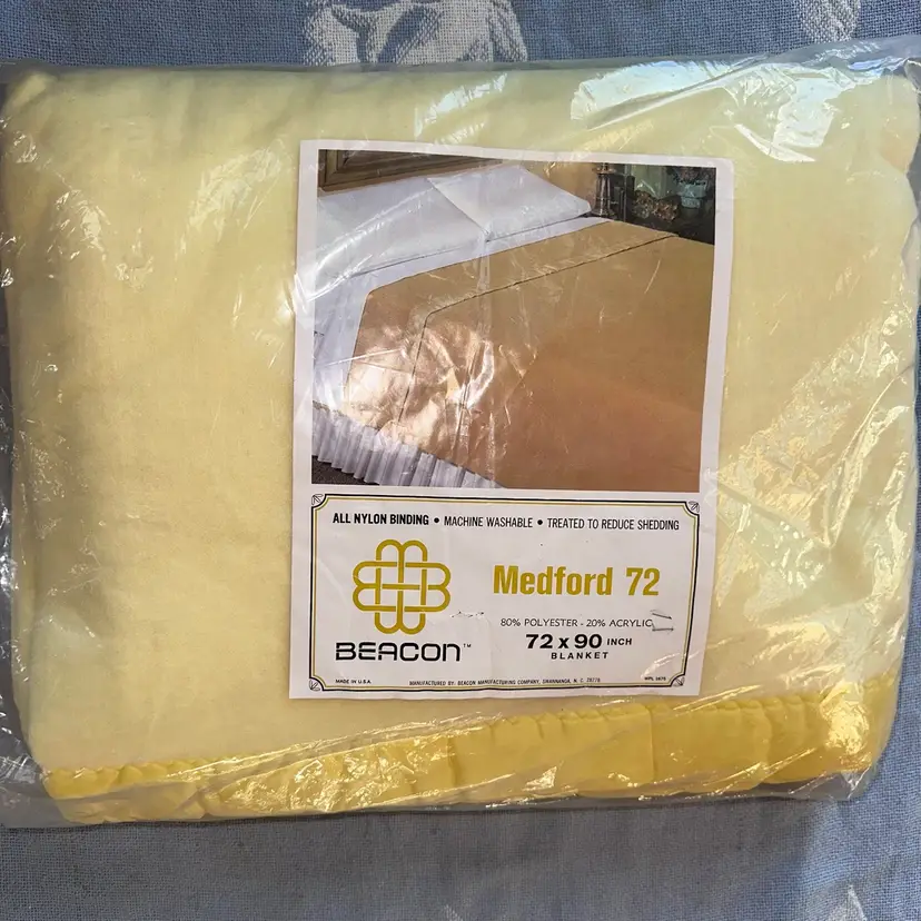 NOS Vintage Beacon Medford 72 Blanket Nylon Edge Size 72x90 Yellow MCM Retro