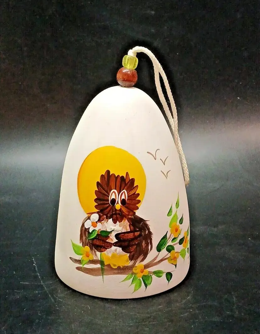 Handcrafted Owl Wind Chime Bell White Ceramic Signed 🦉 Garden Decor.

Handcrafted, hand-painted.
Bell is signed with the initials D.S.
Painting is signed Hefan ??? Please see photo.
Never used outdoors.

Measures aprox 4¾" x 3½".

No chips or cracks.

Please see photos.
