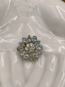 Stunning Vintage Aurora Borealis Glass Faceted Floral Snowflake Silver Tone Brooch 1” ❄️