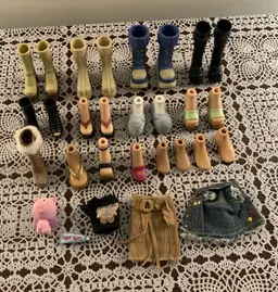 Bratz Doll Lot of 29 Pieces Shoes Clothing Winter Wonderland Dana Campfire Cloe