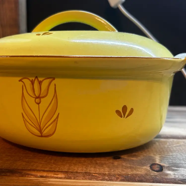 CHARMING VTG DRU Yellow Tulip Dutch Oven Holland Cast Iron Enamel 2 Qt Casserole