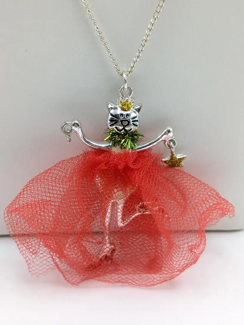 Charming Charlie Whimsical Holdiay Cat with Tulle Necklace READ