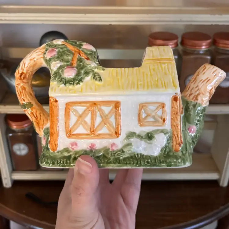 Vintage 1994 International 21 Apple Tree Cottage Pig Teapot