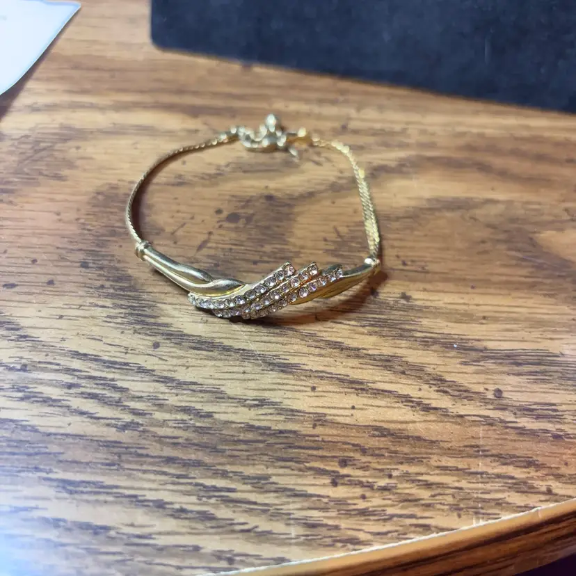 Avon Vintage Bracelet Cold Tone 7 1/2 Inches