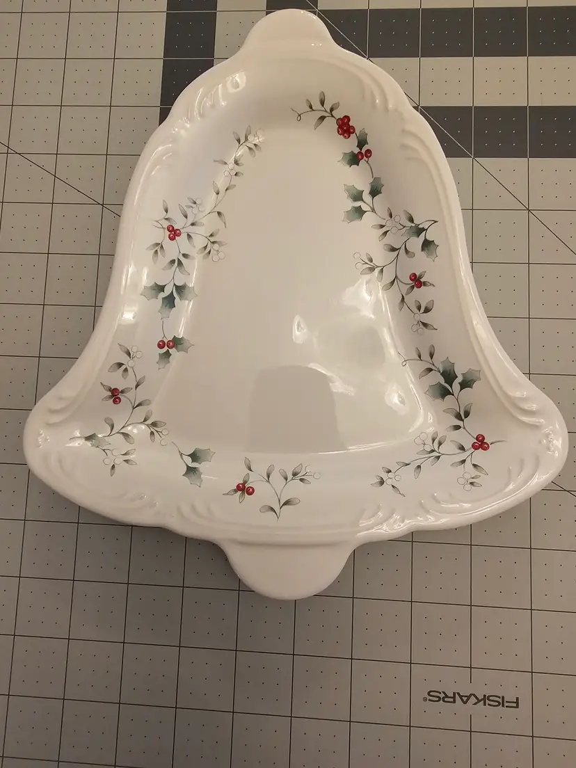 Pfaltzgraff stoneware winterberry Bell shaped serving dish