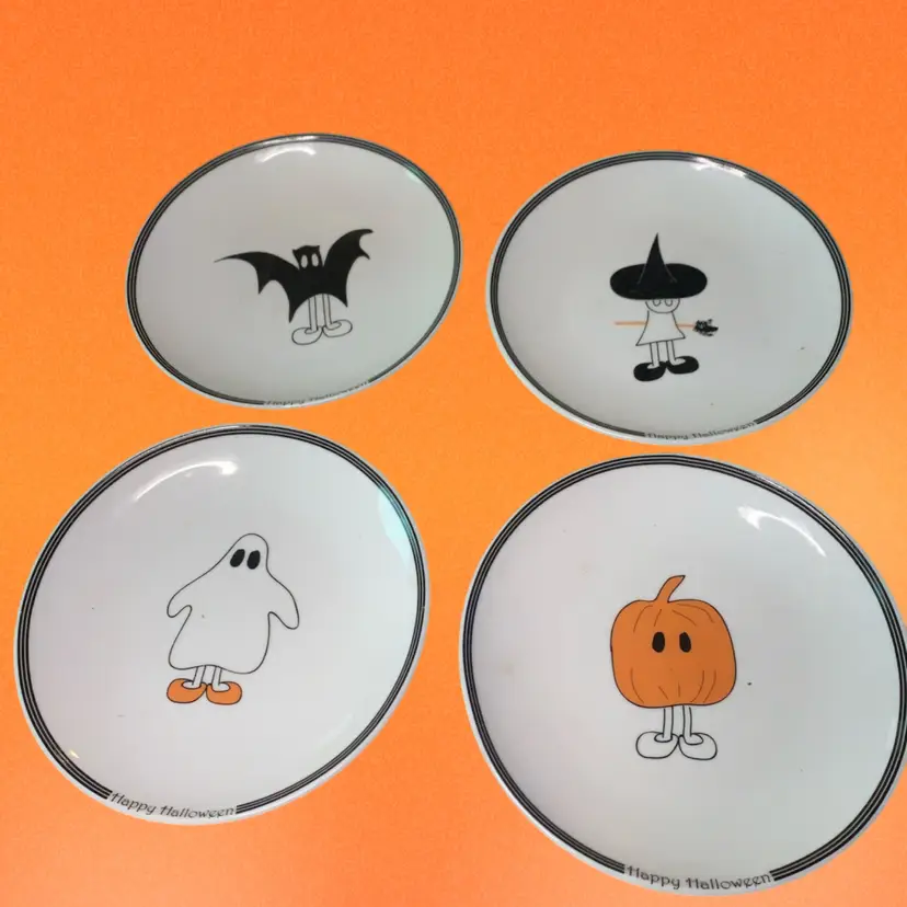 06. Set Of Four Halloween Plates
