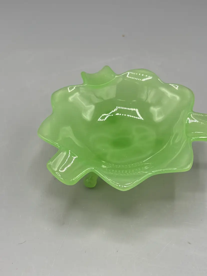Vintage Fenton Jadeite lotus shape ashtray bowl
