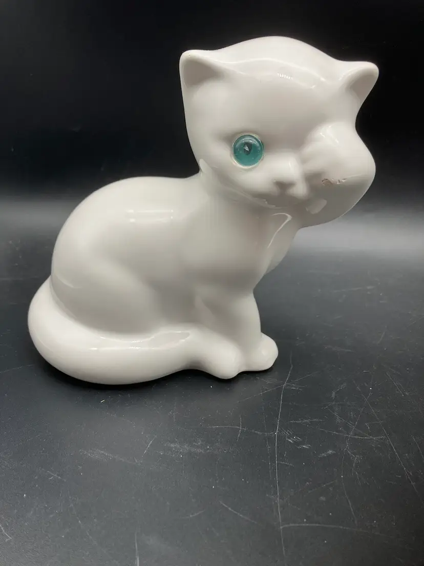 BIN - ELPA Alcobaca Portugal White Porcelain Peek-a-Boo Kitten Sculpture As Is
