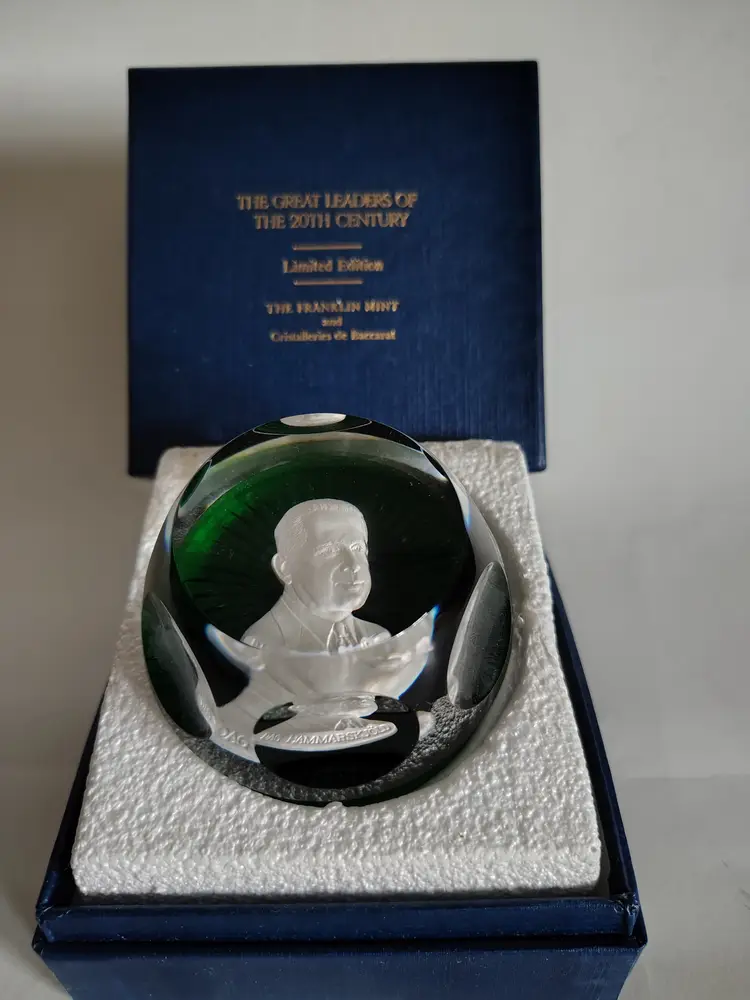 Vintage Baccarat for Franklin Mint Sulfide Cameo Paperweight, Dag Hammarskjold, c1980