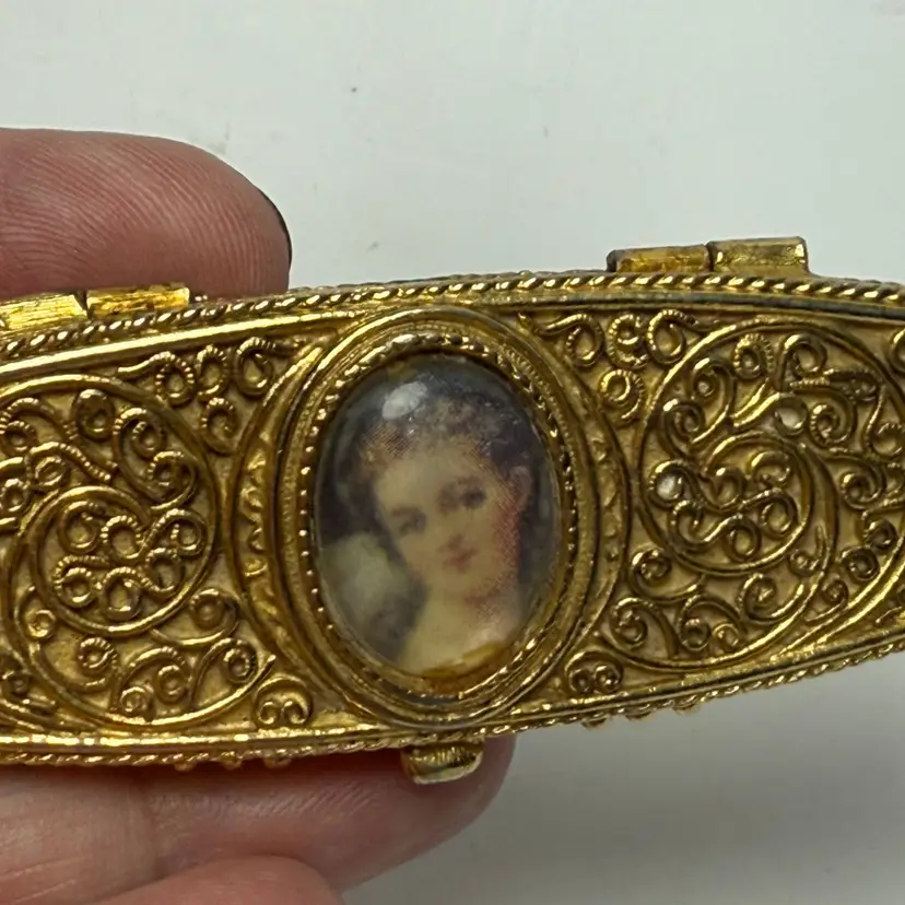 Vintage Estee Lauder Gold Tone Filigree Portrait Miniature Perfume Compact