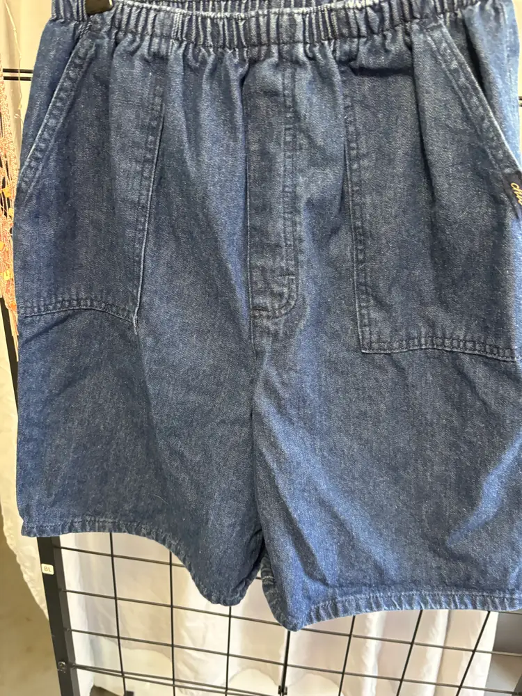Ladies sz 8 denim shorts.