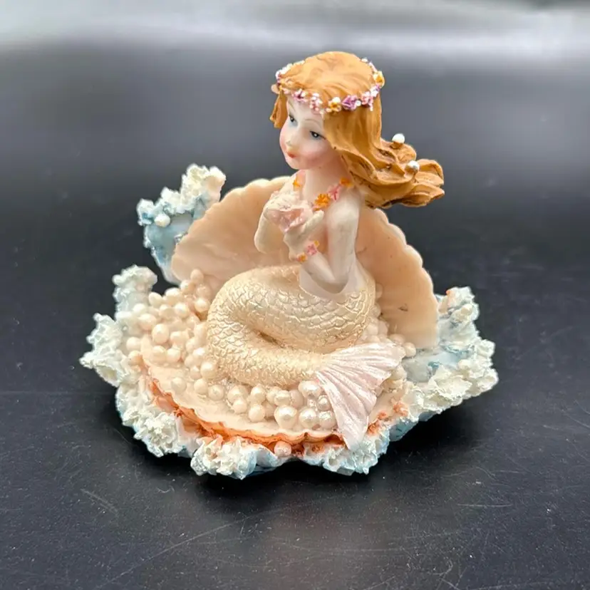 Peach Tail Holding Clam W/Pearl Mermaid - Resin