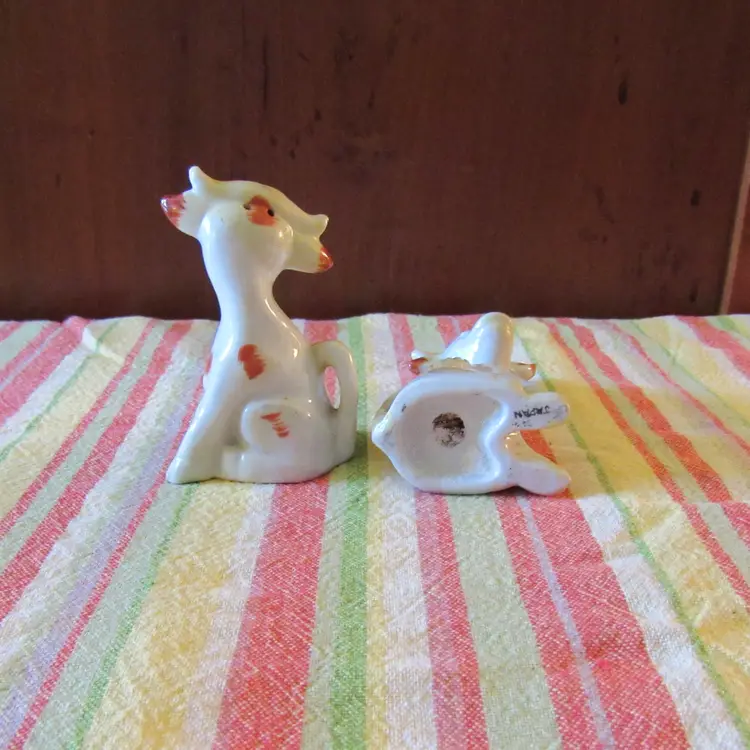 Vtg Sitting Cow Salt & Pepper Shaker Set
