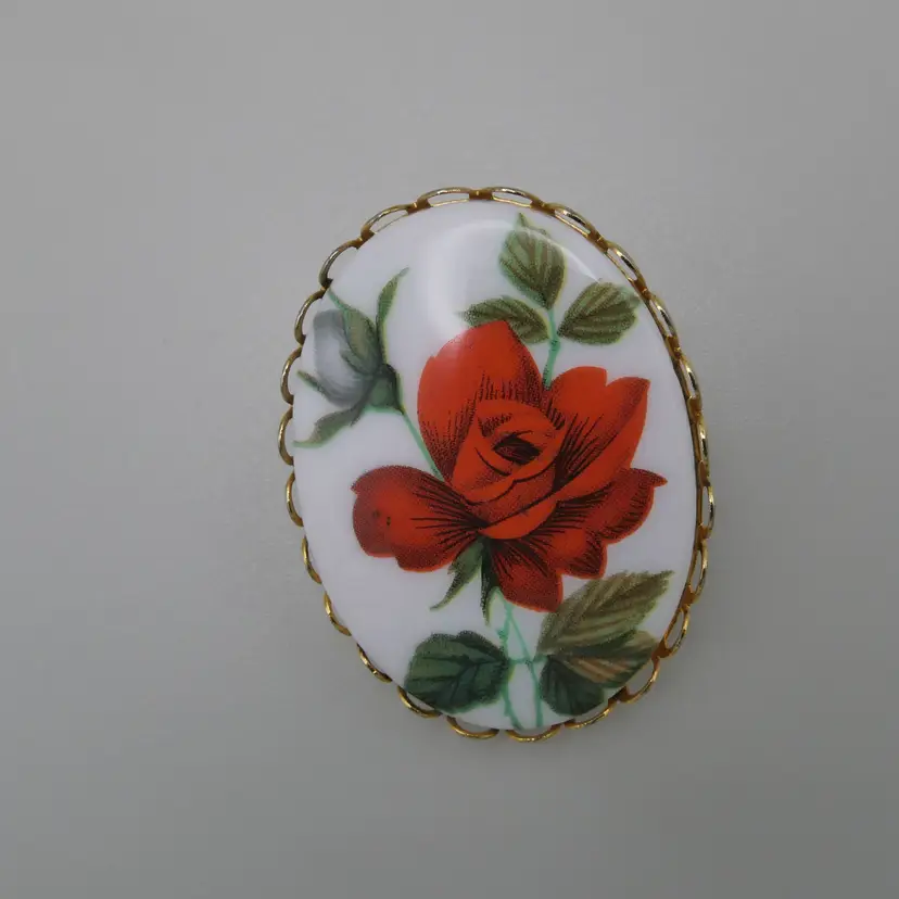 Vintage Red Rose Flower Cameo Brooch Pin White Porcelain Gold Tone Scalloped Edge 41mm
