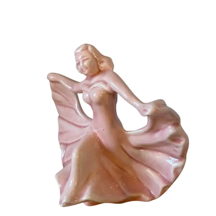 VTG Monrovia CA Walker Pottery Pink Dancing Lady Holding Skirt Figurine Numbered “900” READ
5-1/2” T x 5-1/4” L x 3-1/4” W