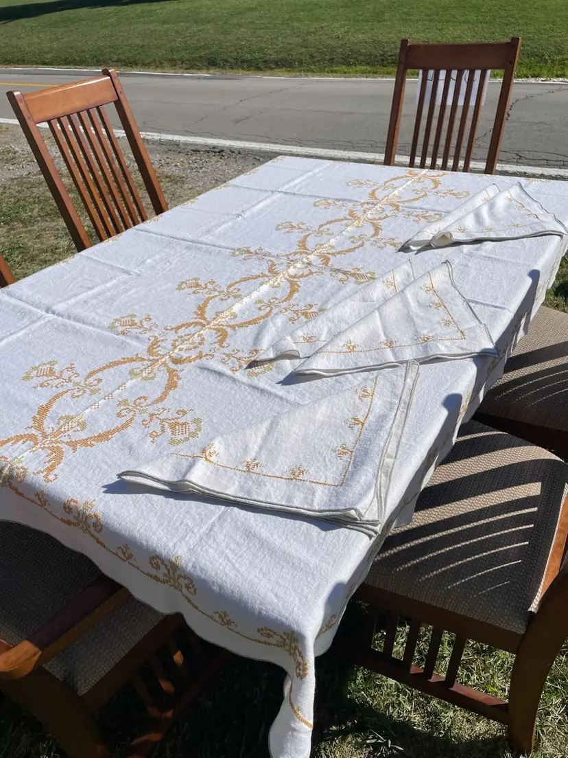 Vintage 100%  Linen Tablecloth And 12 Napkins