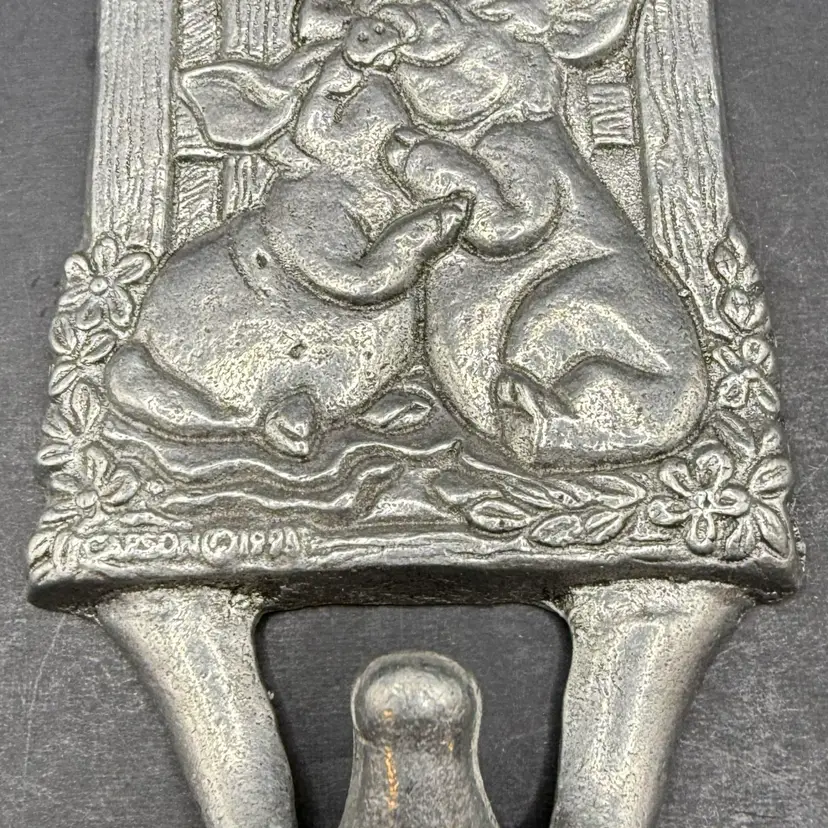 Piggie Hanger Silver Tone Metal