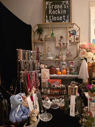 Come see whats in Grannas Closet Today $1, $2, $3 starts