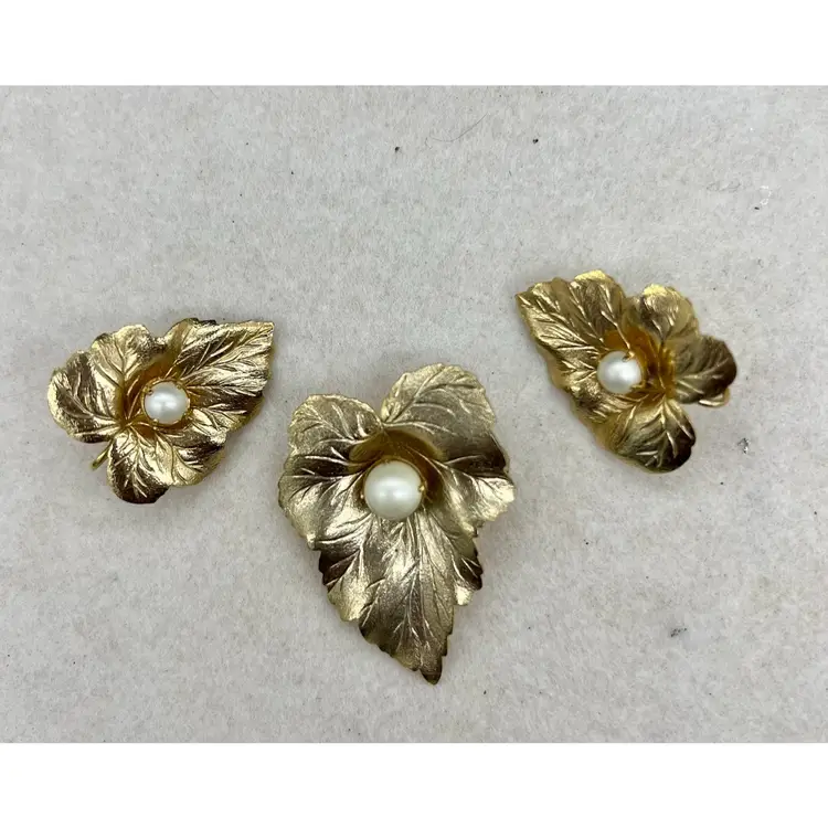 Vintage SARAH COVENTRY gold toned Leaf And Pearl Brooch And Clip On Earrings