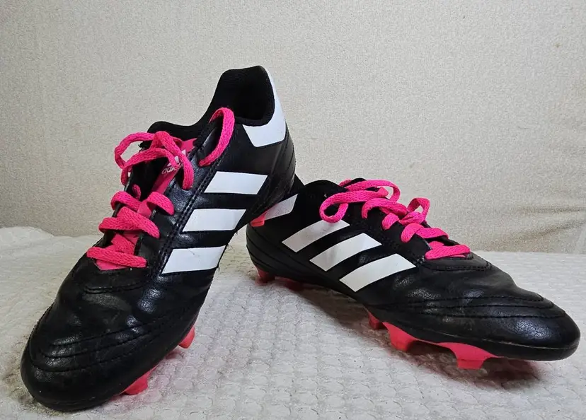 Adidas Kids Size 5  Soccer Cleats Black/Red Male Slightly used. EUC T1