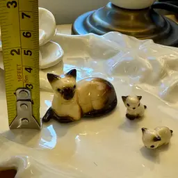 Vintage Hagen Renaker Siamese cat family. Mom is 1.25” tall & kittens half inch tall