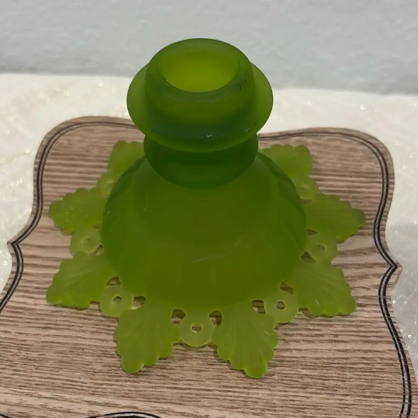 Westmoreland Frosted Green Lace & Fan Base