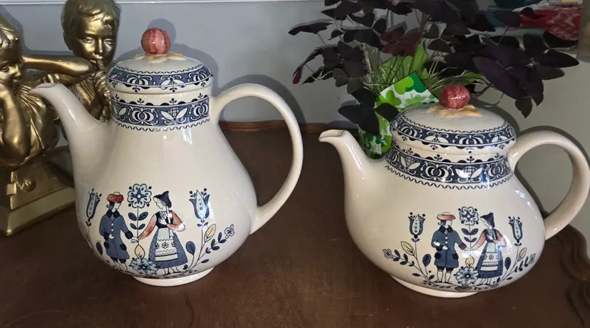 Vintage Johnson Bros Tea pots Hearts and Flowers (set)
