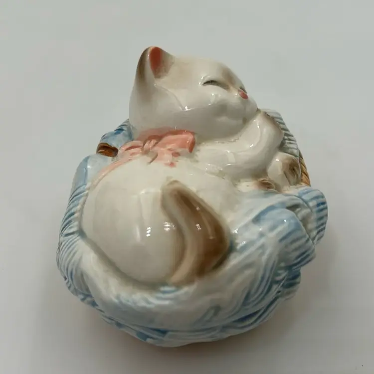 Vintage Avon 1983 Cat In Basket Figurine Potpourri Porcelain KeepSake