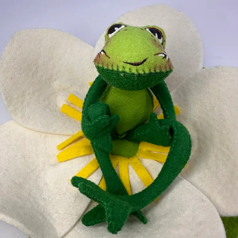 Annalee 10" Frog on Lily Pad